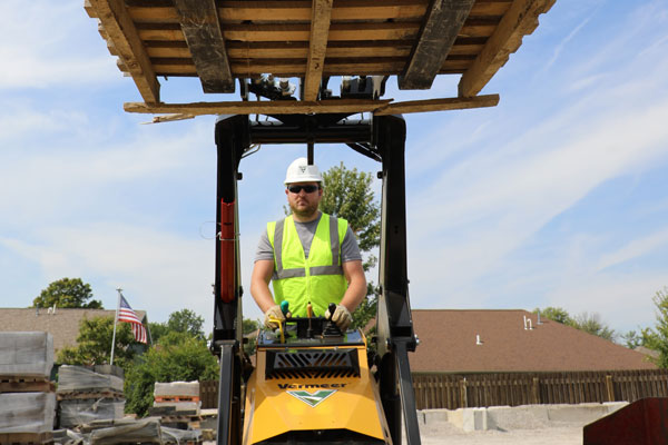 mini skid steer vertical lift