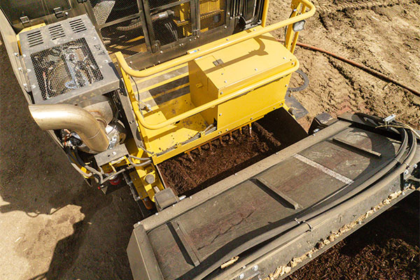Coloring mulch in process