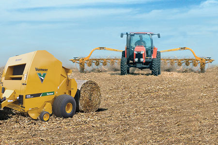 Le couple de puissance : La ramasseuse-presse Vermeer 605N Cornstalk Special + un râteau à roue d'andainage de grande capacité