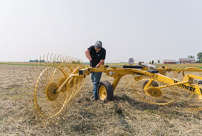 VRC1224 Carted Wheel Rake - Vermeer Canada